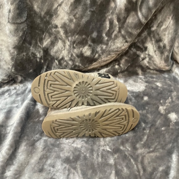 Women’s size 6 Gray Ugg Boots - Picture 3 of 7